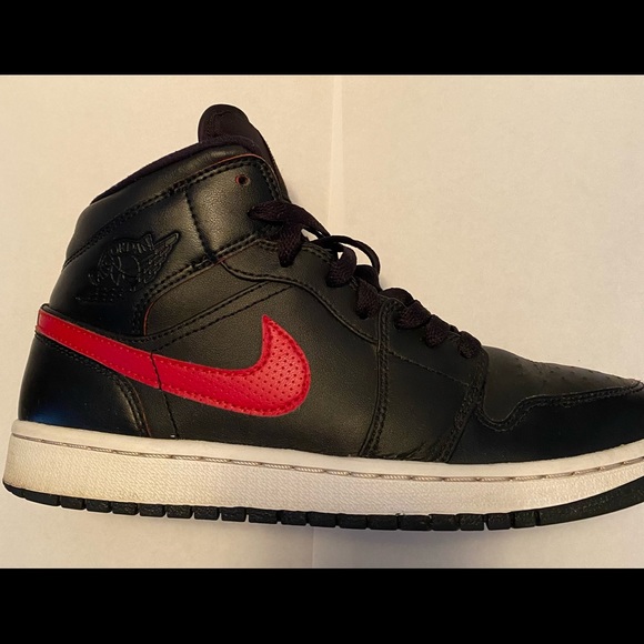 Nike Air Jordan 1. Used. Black wRed. Mens 8. Slight creasing but still dope. - Picture 1 of 5